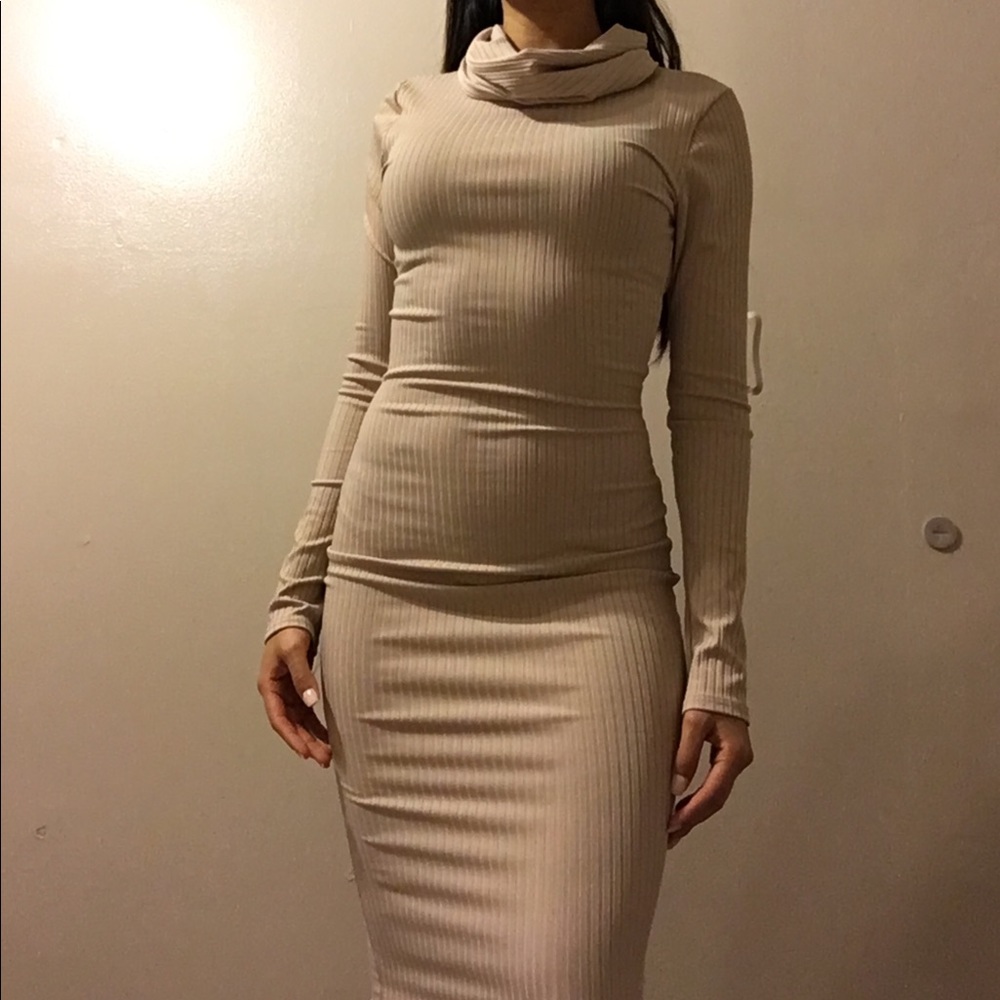 💕Pale pink turtle neck form fitting dress